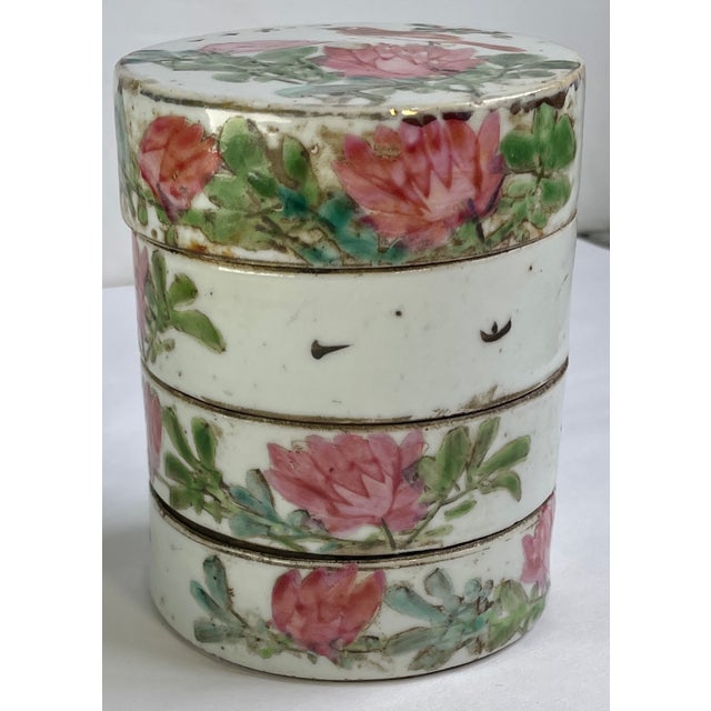 Early 20th Century Chinese Hand-Painted Four-Tiered Ceramic Keepsake Box For Sale - Image 4 of 10