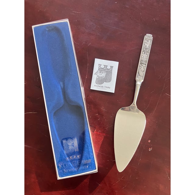 Vintage Konge-Tinn Norwegian Pewter Viking Cake Server, Made by Hardanger Sylvplett, Norway, 1960s For Sale - Image 10 of 10