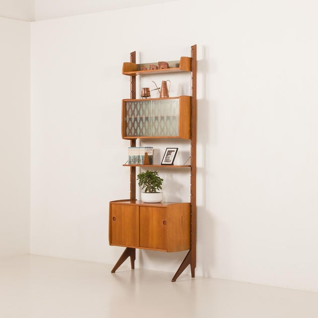 This scandinavian free-standing wall unit in teak comes from norway from the 1960s. It is a completely modular shelving...