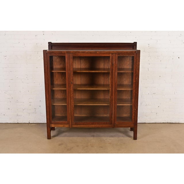 A beautiful antique Mission or Arts & Crafts bookcase cabinet In the manner of Charles P. Limbert Co. USA, Circa 1910...
