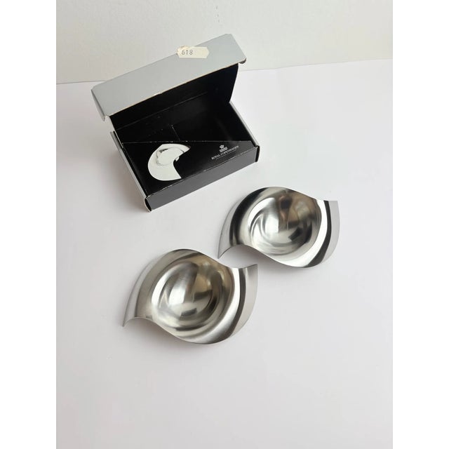 Royal Copenhagen Please Pass Me Bowls in Stainless Steel by Allan Scharff for Georg Jensen, Denmark, 1993, Set of 2 For Sale - Image 4 of 7