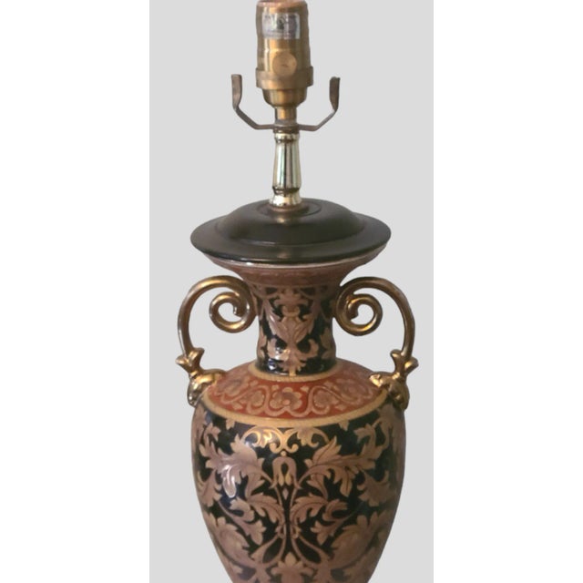 Late 20th Century Vintage Bombay Co. Italian Rococo Enamel Gilded Urn Form Table Lamp For Sale - Image 5 of 8