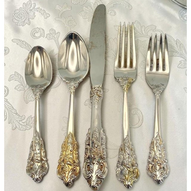 “Baroque by Godinger” Silverplate 65-Piece Flatware Set: Service for 12 With Serving Pieces and Vintage Storage Chest For Sale - Image 17 of 18
