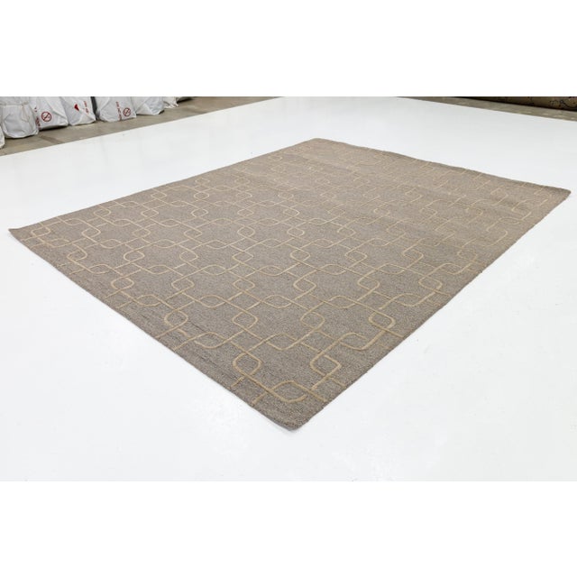 Geometric Interlocking Links Modern Hand-Tufted Wool Rug – Earthy Taupe & Cream For Sale - Image 9 of 10