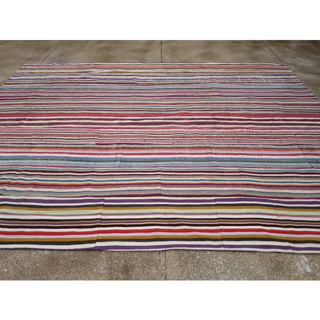 Galerie Shabab Collection Mid-20th Century Turkish Flatweave Kilim Room Size Carpet For Sale - Image 4 of 8