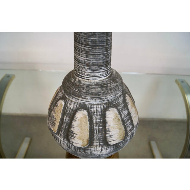 Metal 1960’s Mid-Century Modern Brutalist Ceramic & Brass Table Lamp For Sale - Image 7 of 12