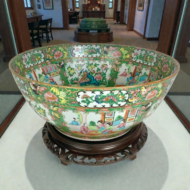 Large Chinese Rose Medallion Punch Bowl, 19th Century, Famille Rose Palette For Sale - Image 4 of 15