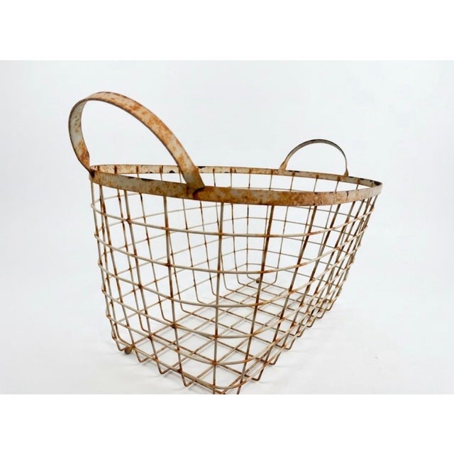 Metal Mid-Century French Distressed White Wire Gathering Basket With Ball Feet & Handles For Sale - Image 7 of 7