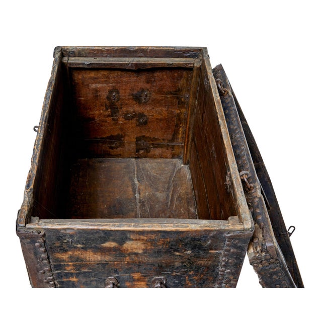 18th Century Chinese Hard Wood Coffer Chest, 1790s, in Good conditions. Designed before 1890