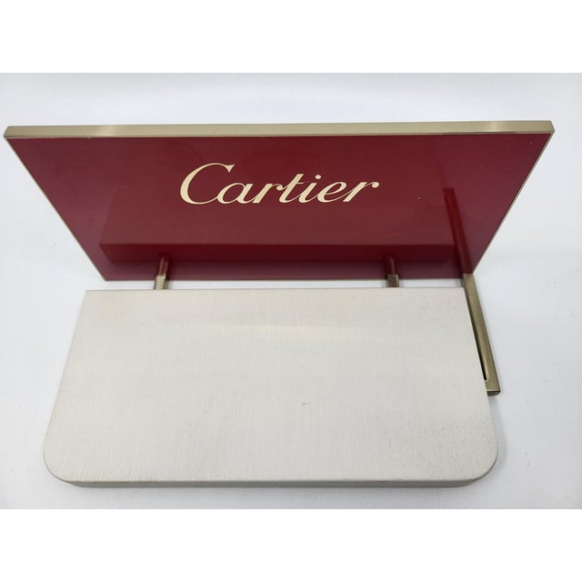 Discover the refinement of the Cartier display, ideal for showcasing your jewelry or watches with a touch of elegance....