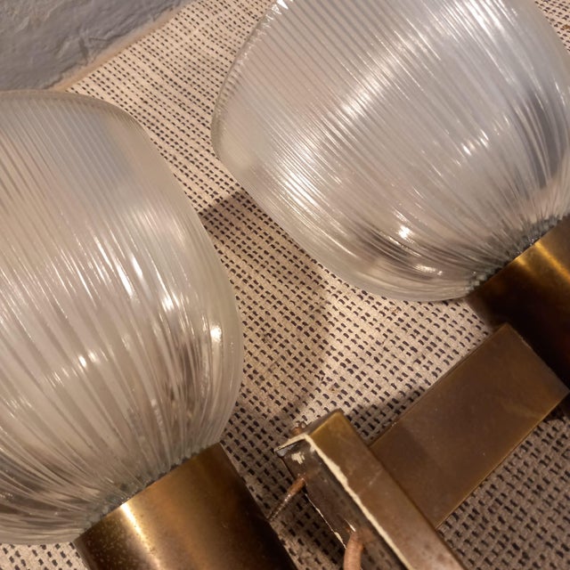 Azucena Brass Wall Lamps with Ribbed Glass from Fidenza Vetraria in the Style of Azucena, 1950s, Set of 2 For Sale - Image 4 of 10
