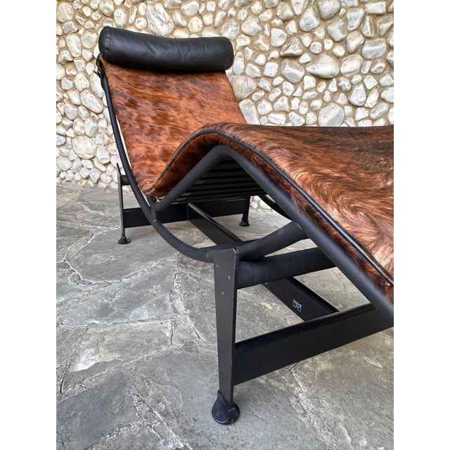 Animal Skin LC4 Chaise Lounge in Cowhide Leather and Black Steel by Le Corbusier, Perriand & Jeanneret for Cassina, 1970s For Sale - Image 7 of 18