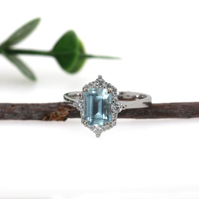 Contemporary 1.5ct Aquamarine & Natural Diamond Ring in Solid 14k Gold – Emerald Cut 8×6mm, Size 6.75 For Sale - Image 3 of 6
