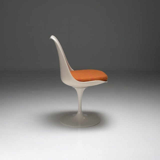 1980s Set of Model 151 Tulip Chair and 152 Ottoman by Eero Saarinen for Knoll, 1980s, Set of 2 For Sale - Image 5 of 9