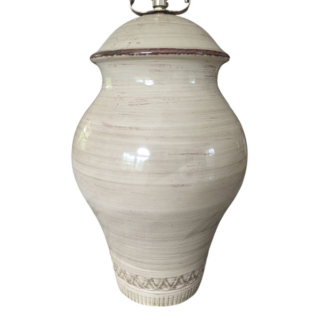 Cream Mid Century Modern Glazed Ceramic Pottery Table Lamp For Sale - Image 8 of 14
