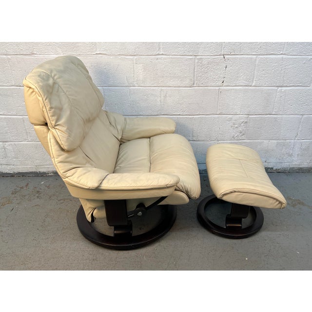 Late 20th Century Pair of j.e Ekornes "Stressless" Leather Recliners W/ Matching Ottomans For Sale In New York - Image 6 of 13
