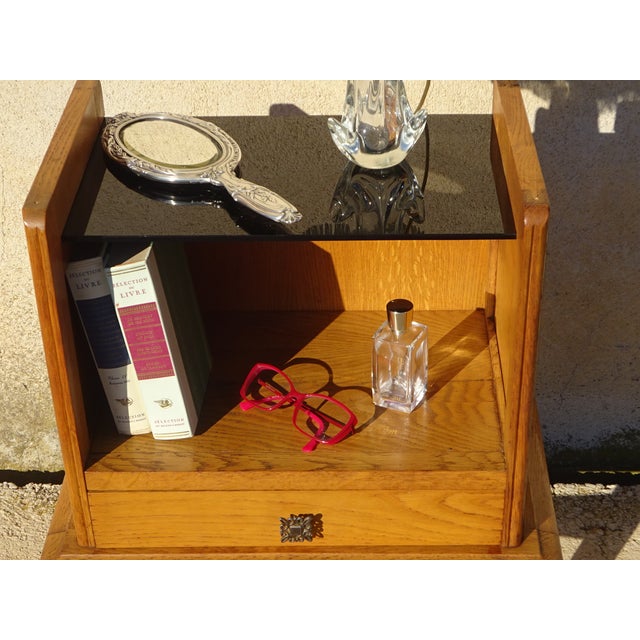 1960s Vintage Bedside Table in Light Oak with Splayed Legs and Black Glass Top, 1960s For Sale - Image 5 of 18