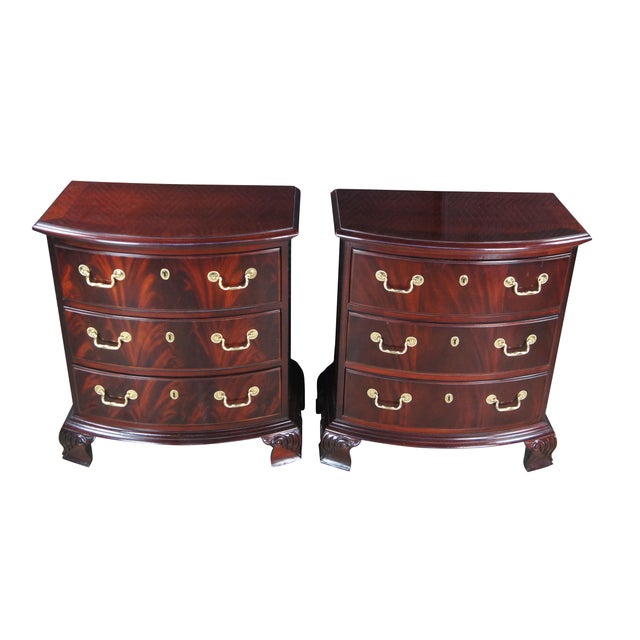 Traditional Thomasville 18th Century Flame Mahogany Bow Front Bedside Chests Nightstands, A Pair For Sale - Image 3 of 13