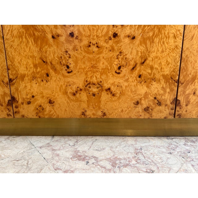 Wood Large Italian Sideboard in Burl Wood and Brass, 1970s For Sale - Image 7 of 10