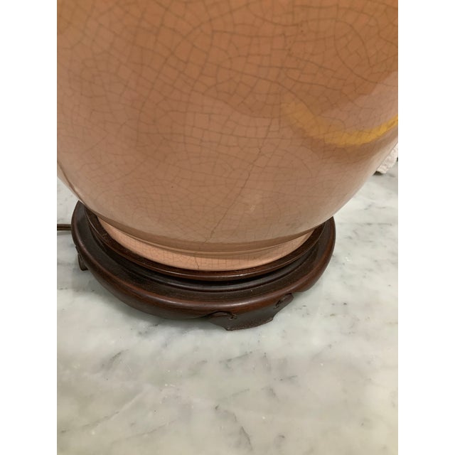 Ceramic Late 20th Century Large Coral Colored Crackle‑Glaze Ginger Jar Table Lamp With Wooden Ming Base for Palm Beach Regency or Coastal Decor. See Photos! For Sale - Image 7 of 10