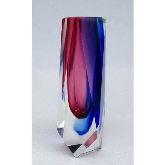 C.1960's-1970's Italian Hand-Blown Mandruzzato "Prismatic Faceted" Murano Vase in a Ultramarine Blue and Cranberry-Fuchsia For Sale In West Palm - Image 6 of 13