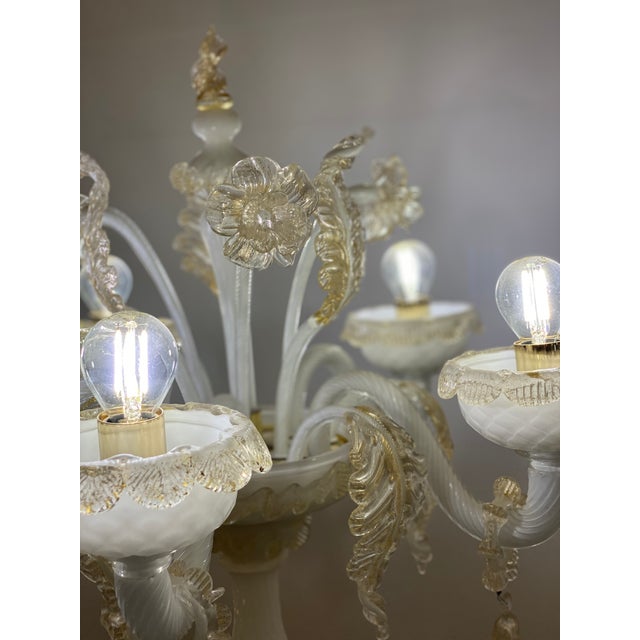 2010s Murano Glass White and Gold Table Lamp With Flowers and Leaves For Sale - Image 5 of 6