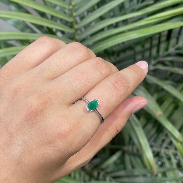Emerald Minimalist 925 Sterling Silver Natural 0.83 Ct Oval Emerald Solitaire Ring Size 8 For Sale - Image 8 of 13