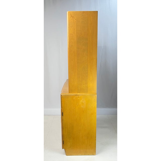 Wood Mid-Century Modern Heywood-Wakefield Wheat "Encore" Solid Birch China Cabinet & Hutch – Model M593 (1952) For Sale - Image 7 of 18