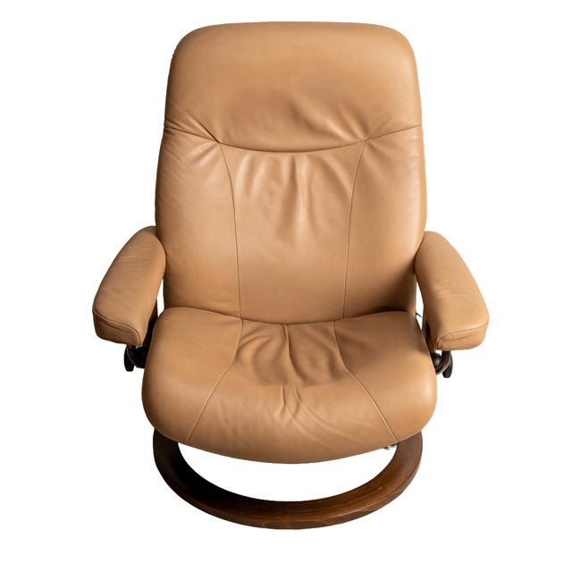Mid-Century Modern 1990s Ekornes Stressless Royal Recliner in Tan Leather W/ Walnut Base - Large Model For Sale - Image 3 of 10