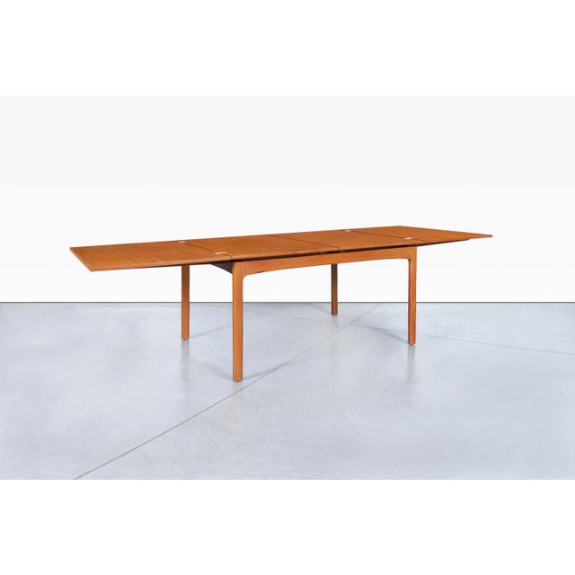 DUX Scandinavian Modern Expanding Teak Dining Table by Folke Ohlsson for Dux For Sale - Image 4 of 12