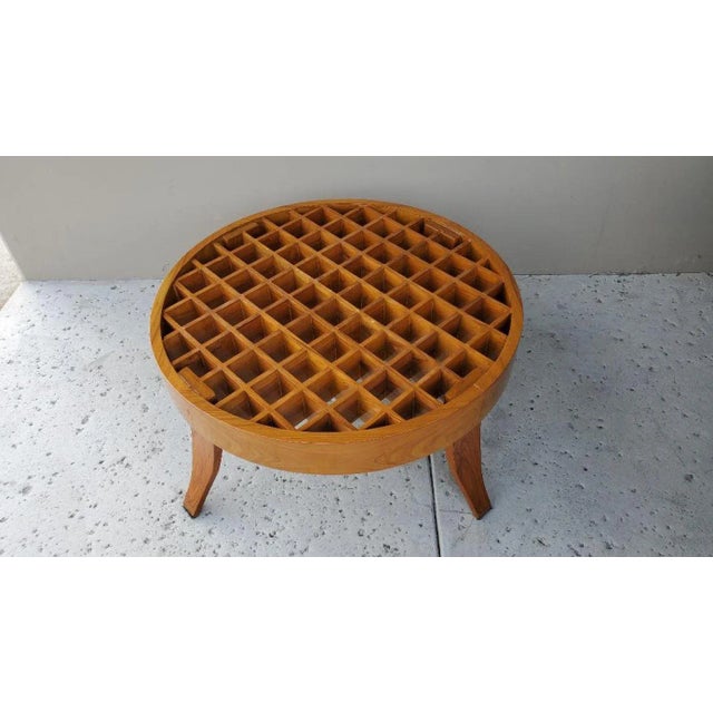 Gio Ponti 1950s Vintage Gio Ponti Style Grid Pattern Coffee Table With Paddle Like Legs For Sale - Image 4 of 12