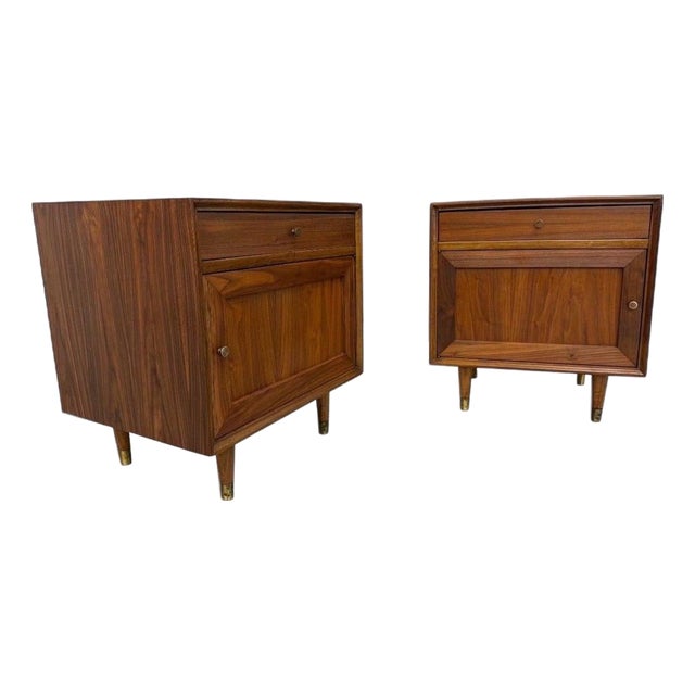Mid-Century Modern Walnut Nightstands - Set of 2 For Sale