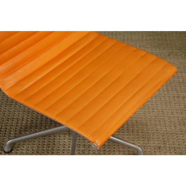 Eames 'Aluminum Group' Swivel Chair by Charles Eames for Herman Miller, 1980s, Signed For Sale - Image 4 of 17