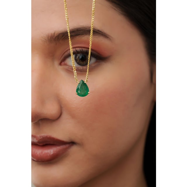 3.88ct Pear Cut Emerald Solitaire Art Deco Necklace in 14k Gold Curb Chain For Sale - Image 4 of 17
