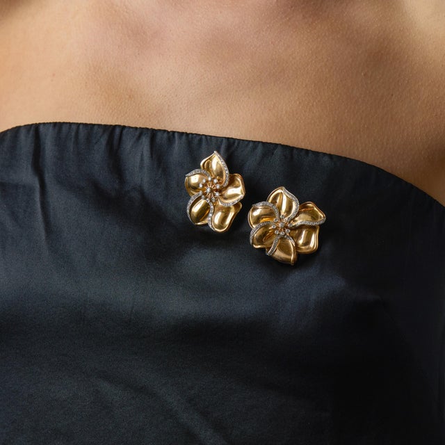 1940s 1940s Pair of Retro Diamond 18k Yellow Gold Flower Brooch Pair For Sale - Image 5 of 6