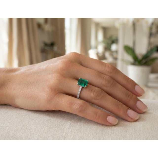 Metal Natural Emerald 2.19cts & Diamond 0.13cts Ring in 18k Gold For Sale - Image 7 of 8