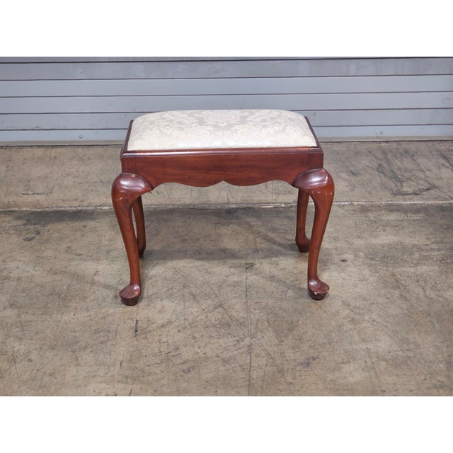 Queen Anne 1990s Henkel Harris Cherry Footstool Ottoman White Damask Fabric Made in Virginia For Sale - Image 3 of 9