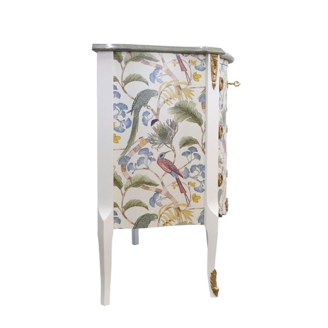 1950s 1950s Gustavian Style Commode in Antique White With Exotic Birds Design and Marble Top For Sale - Image 5 of 6