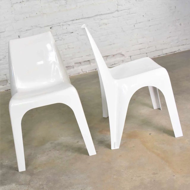 1970s Vintage Modern White Molded Plastic Chairs Style of Kartell 4850 by Castiglioni Et Al - a Pair For Sale - Image 5 of 13