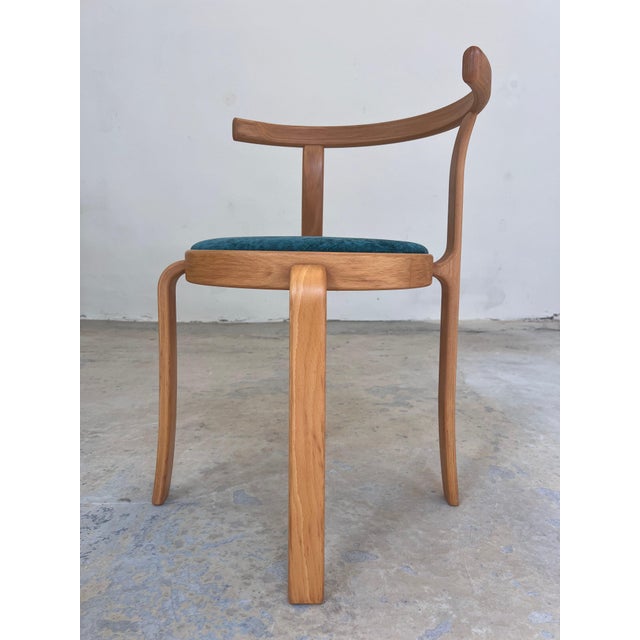 This armchair from the 8000 series is an outstanding classic of Danish furniture design, created by the duo Rud Thygesen &...