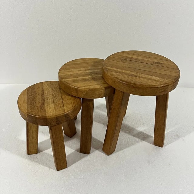 Set of 3 brutalist side tables. Thick solid blond oak wood. H39,5/34,5/29,5 cm, diameter 31/27/24 cm.