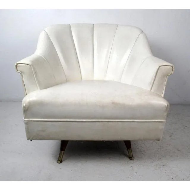 Mid-Century Modern 1960s Mid-Century Modern White Vinyl Lounge Chair For Sale - Image 3 of 8