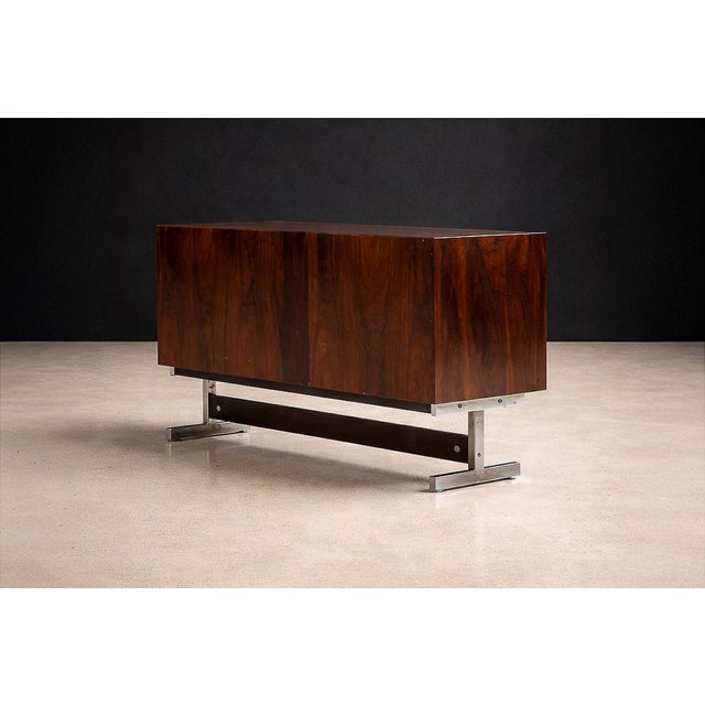 Sérgio Rodrigues “Dalmo” Chest of Drawers in Rosewood and Chromed Steel — Oca, Brazil, c. 1960 - Lot 843 For Sale - Image 9 of 13
