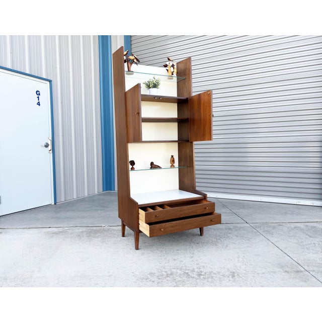 Wood 1960s Pair of Mid Century Walnut Bookcase by Kipp Stewart for Glenn of California, Attributed For Sale - Image 7 of 17