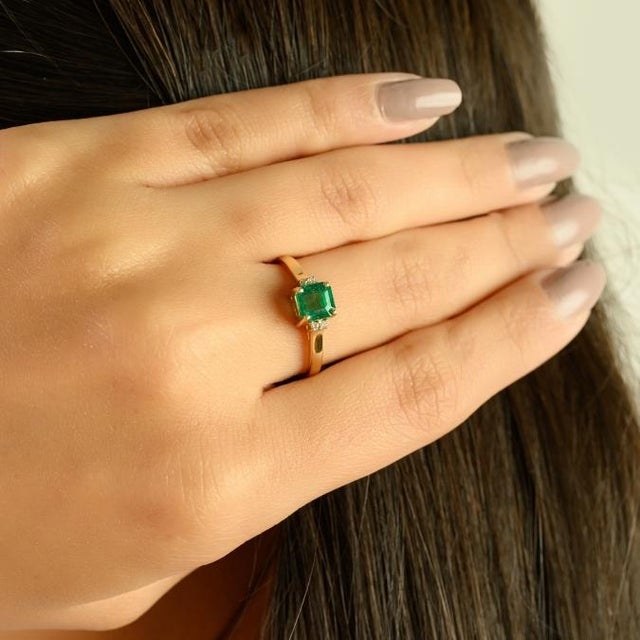 Certified 1Ct Square Cut Natural Emerald & Diamond Solitaire Ring Size 5 in 14k Gold For Sale In New York - Image 6 of 14
