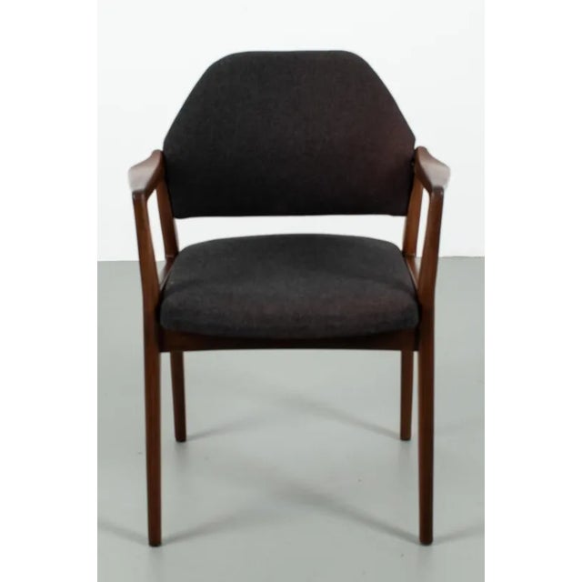 Wilkhahn office chair with armrests and upholstered with dark brown fabric. The armrests are widened and therefore more...