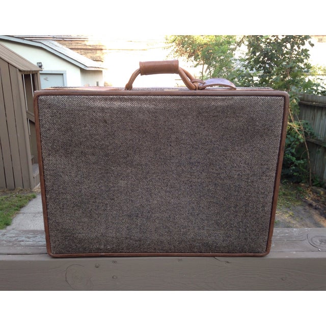Hartmann's 29" Woodbox Suitcase from the Tweed Collection is a must-have for a traveler who loves vintage styling. This...