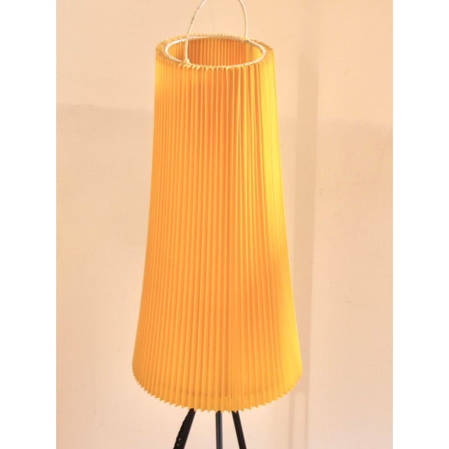 - floor lamp from the 1950s - Very clean shape - Tripod stand - distribution of a very soft filtered ambiance light -...