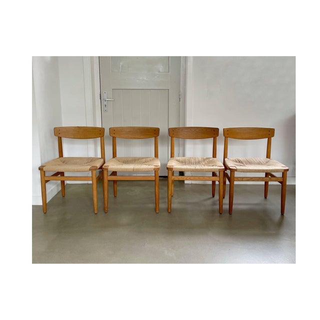 Beautiful set of of 4 (dining) chairs, model 537 oresund. Solid oak with papercord seats. ‘öresund’ is a series of...