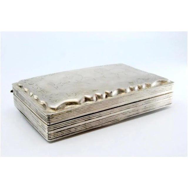 Plain Silver Snuffbox with Engraved Equestrian Scene, in Very Good conditions. Designed before 1890 This piece has an...